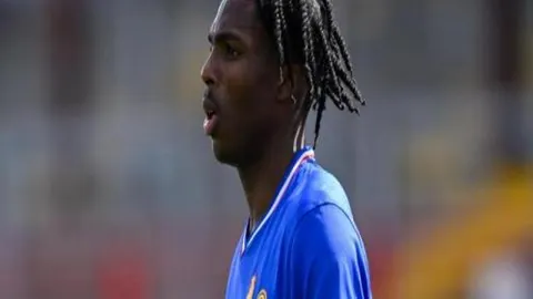 热刺球迷哀痛时分：主席列维离任，情感依托巨星陨落