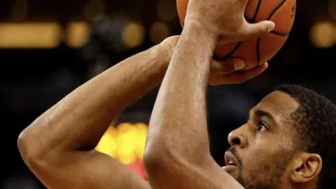 CBA激战：萨姆纳狂揽33分13篮板9助攻，四川逆袭宁波，皇马高层与巴萨主席沙特会晤，皇马或助巴萨利益共赢