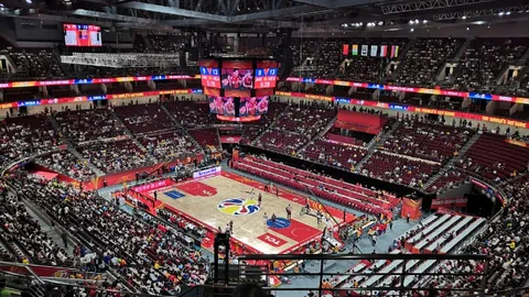 “波士顿凯尔特人客战圣安东尼奥马刺，霍福德及普理查德因伤缺席”